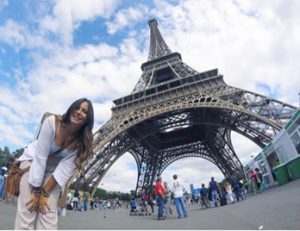 Yadiary posando frente a la Torres de Eiffel