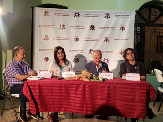 Profesoers sentados en una mesa presentando el Poemario Circunvalaciones de la Dra. Yeidi Altieri en Casa Trina Padilla