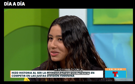 Yaimillie Díaz Colón aparece en una entrevista en vivo en el programa “Día a Día” de Telemundo, donde se destaca su participación histórica en las Justas universitarias en la división femenina.
