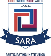Logotipo de NC-SARA con forma de escudo blanco y azul, un símbolo geométrico rojo y azul en el centro, el texto “NC-SARA”, una cinta azul con la palabra “SARA” en blanco y la leyenda “Participating Institution” debajo.