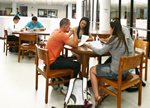 Estudiantes estudiando en la Biblioteca
