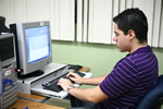 Estudiante usando una computadora