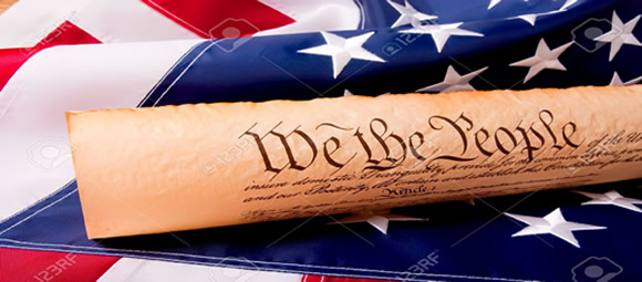 Imagen de la bandera de los Estados Unidos y papel de la Constitución